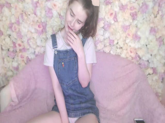 Live sex webcam photo for AliceKinkyGir #273038026