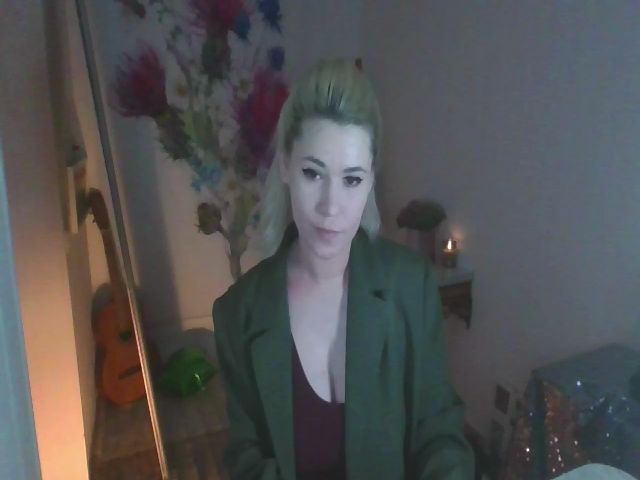 Live sex webcam photo for AliceMood #271985087