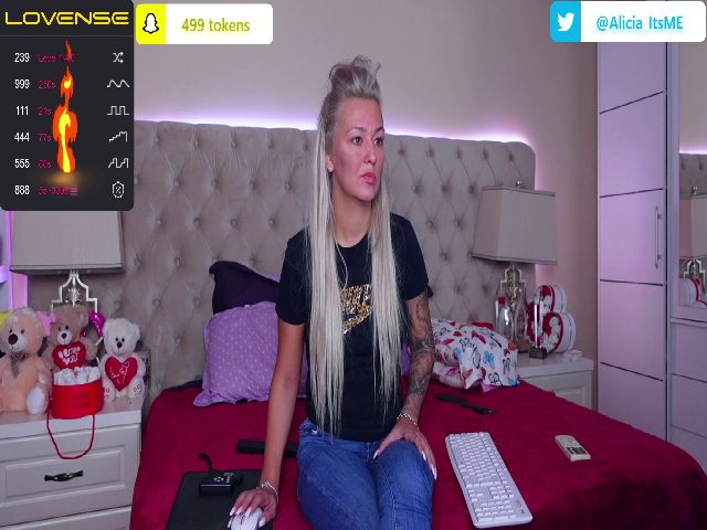 Live sex webcam photo for AliciaRey #274843761