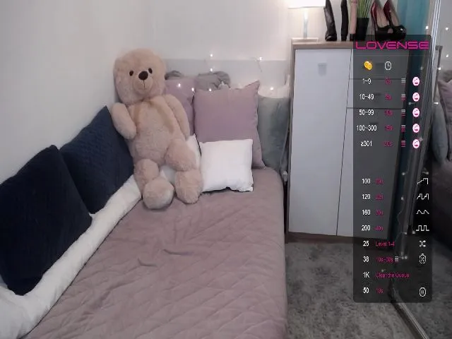 Live sex webcam photo for AliinaNight #273980715