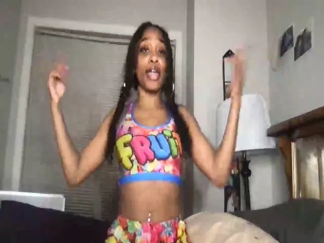 Live sex webcam photo for Alilcupoftee #273546635