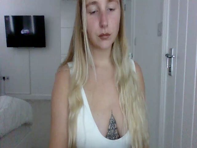 Live sex webcam photo for Ameliaa98 #272082817