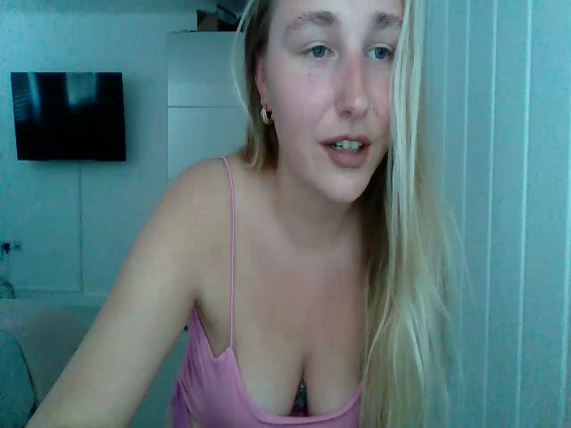 Live sex webcam photo for Ameliaa98 #273190375