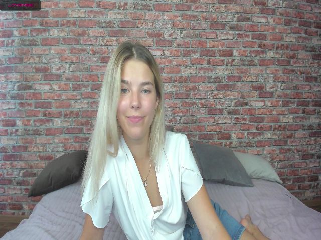 Live sex webcam photo for AmiaLee #274259224