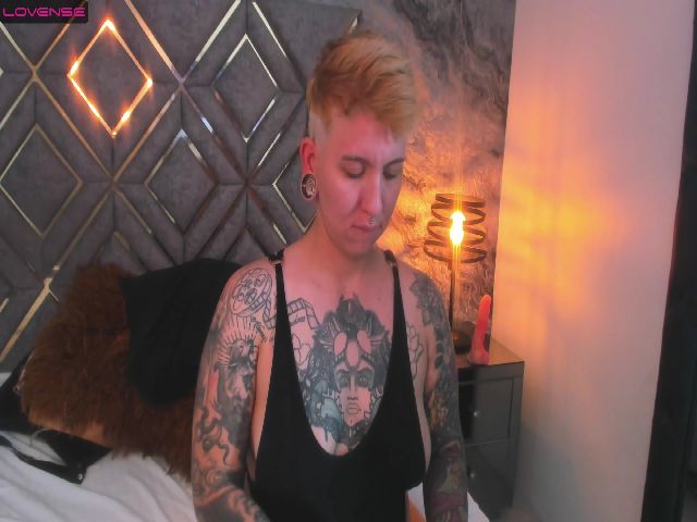 Live sex webcam photo for Amy_Ink69 #274555395