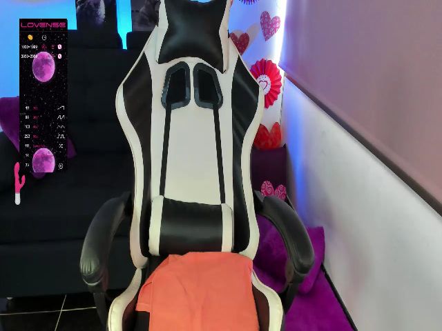 Live sex webcam photo for Angelicce_ #272711920