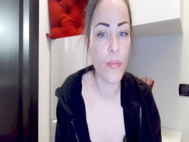 Live sex webcam photo for AngieBaby_77 #273117549