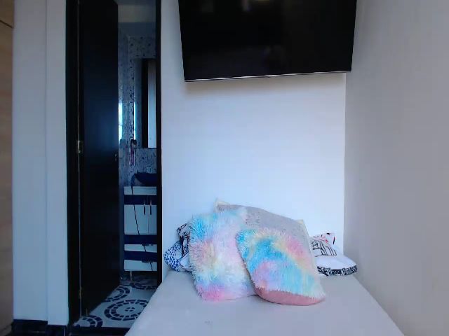 Live sex webcam photo for Angie_05 #271699151