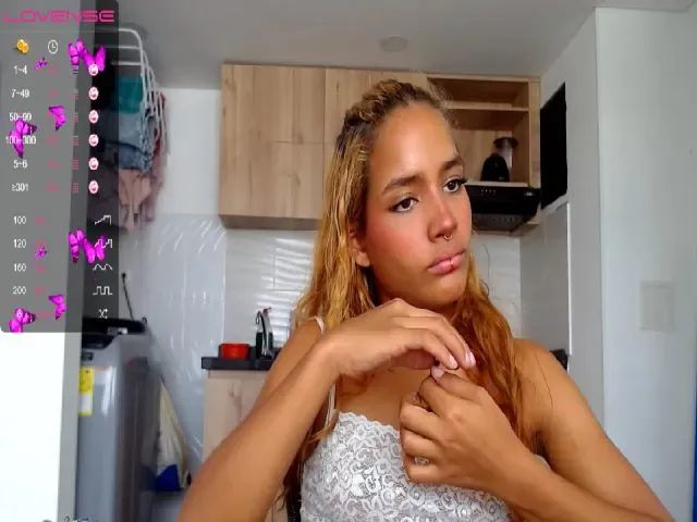 Live sex webcam photo for Aniiie #273275127