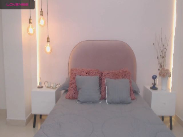 Live sex webcam photo for Annie_gil_ #272934402