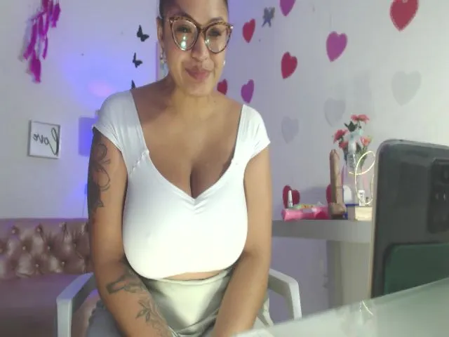 Live sex webcam photo for Ashlynxx #273398232