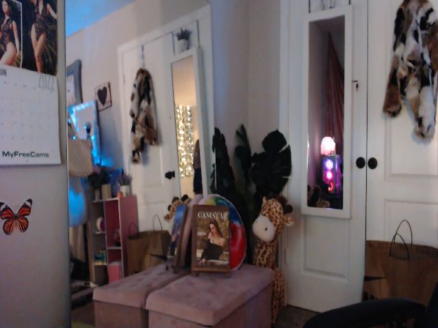 Live sex webcam photo for AudryLikes #273745464