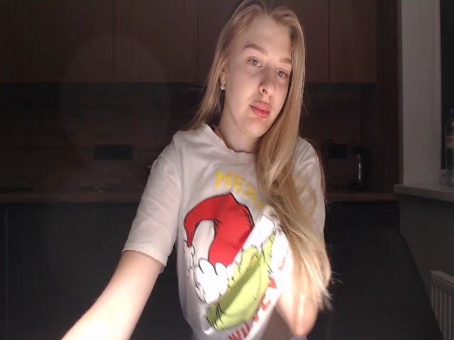 Live sex webcam photo for BlondeDivaa #272141836