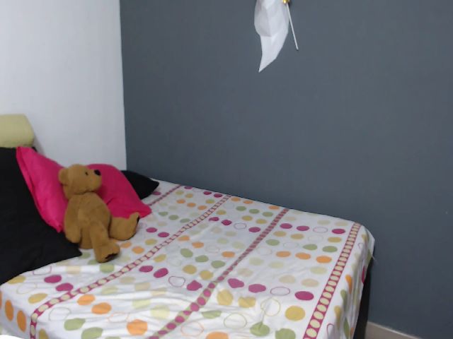 Live sex webcam photo for CR_17 #272273064