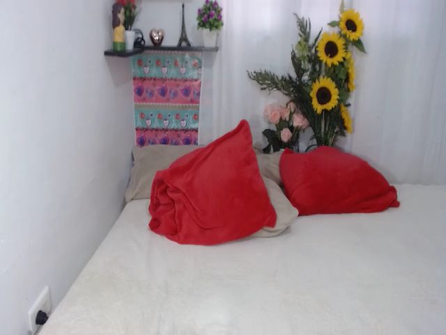 Live sex webcam photo for CamiLatinAss #272767365