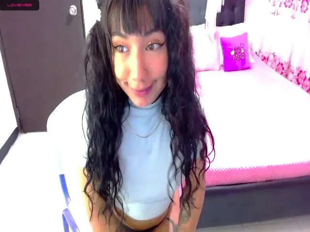 Live sex webcam photo for CamileRose #272840813