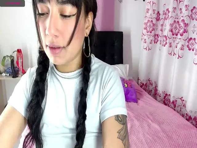 Live sex webcam photo for CamileRose #272931602