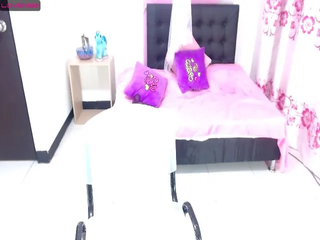 Live sex webcam photo for CamileRose #273676887