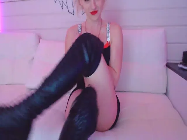 Live sex webcam photo for CandyBunie #271891882