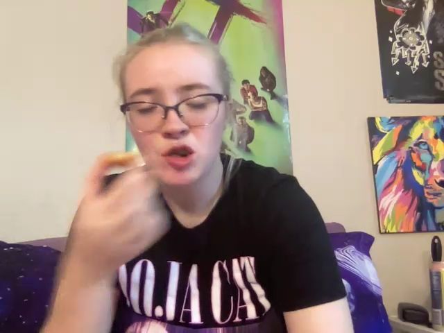 Live sex webcam photo for CandyBurger #274089674