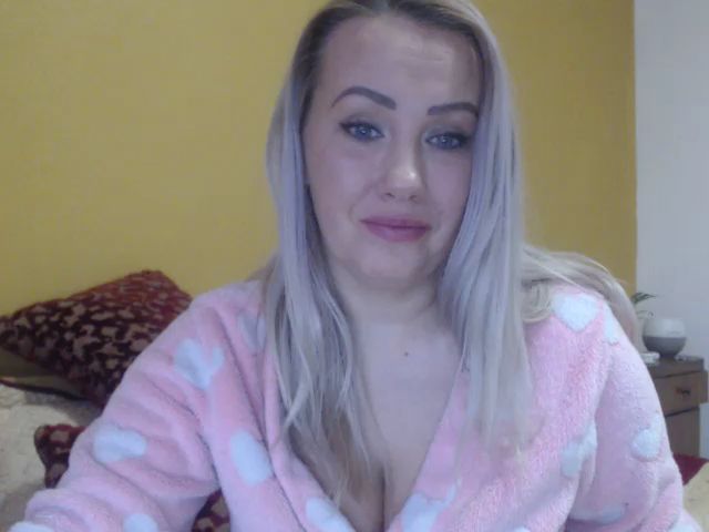 Live sex webcam photo for CandyHellenx #272535792