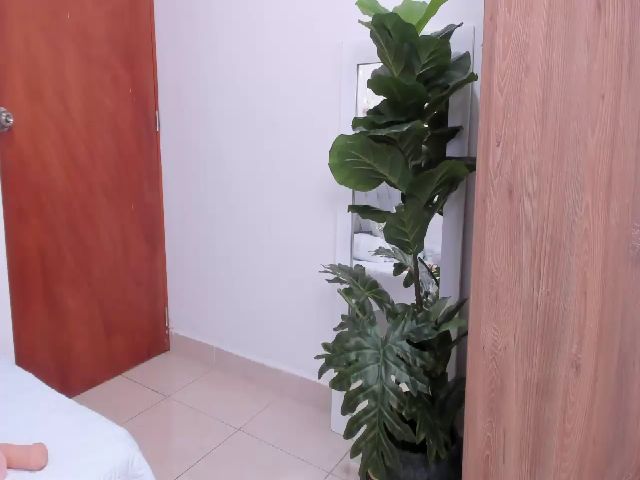 Live sex webcam photo for CaraCumings69 #271828780