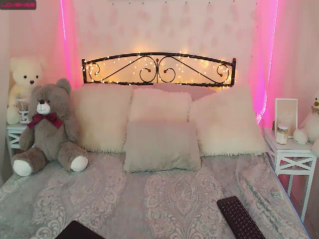 Live sex webcam photo for CaraD_ #274175077