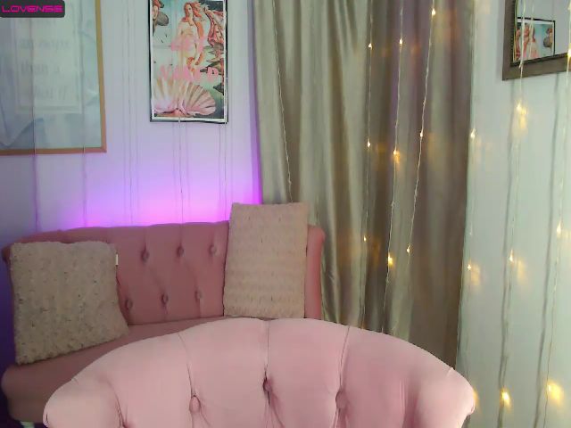 Live sex webcam photo for CaraD_ #274307672