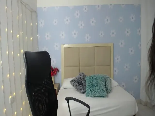 Live sex webcam photo for Caroline_23_x #272376624