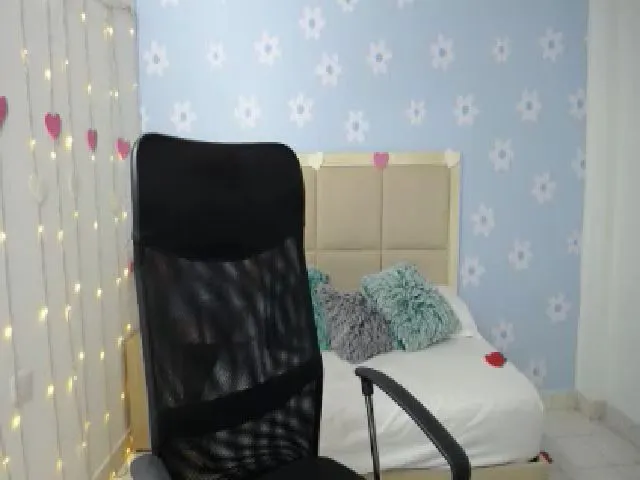 Live sex webcam photo for Caroline_23_x #272428657