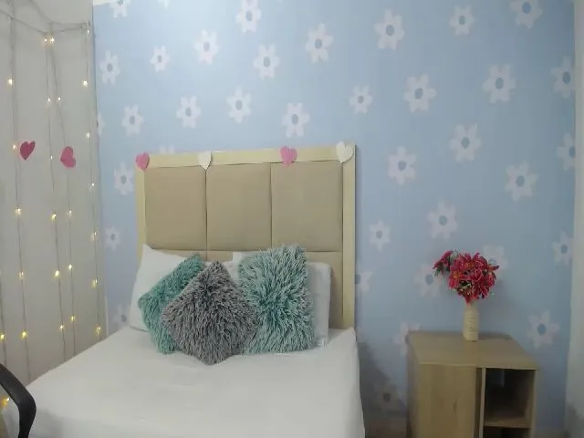 Live sex webcam photo for Caroline_23_x #272530570