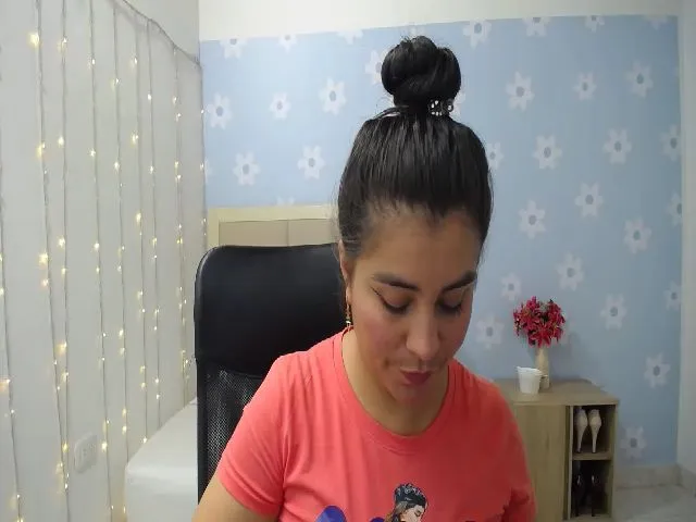 Live sex webcam photo for Caroline_23_x #272635337