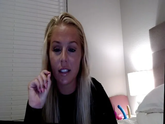 Live sex webcam photo for CassieCarson #272975195