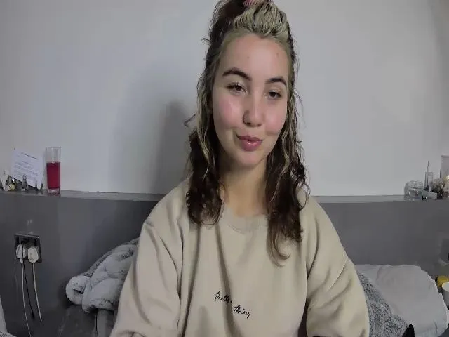 Live sex webcam photo for CharlieSimmsx #271876488