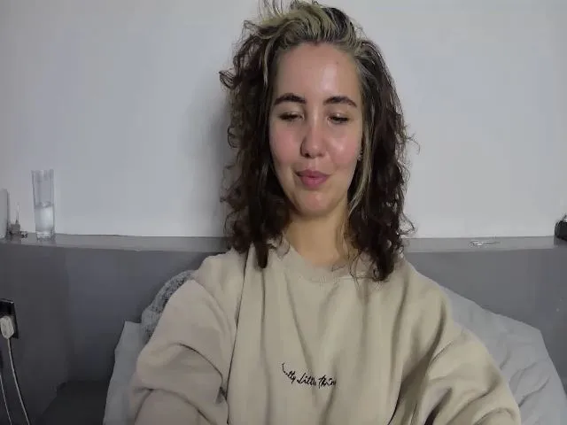 Live sex webcam photo for CharlieSimmsx #271945100