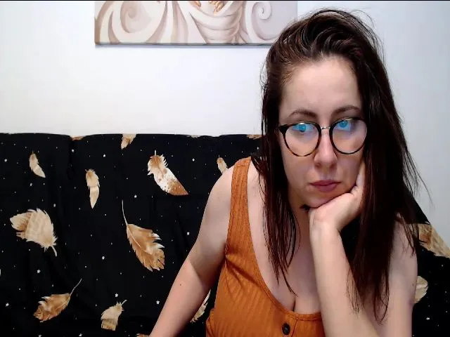 Live sex webcam photo for CharmingWanda #271987526