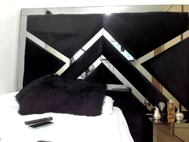 Live sex webcam photo for Charollhott #273408690