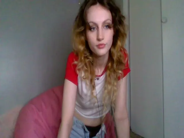 Live sex webcam photo for CherieHarlot #273546683