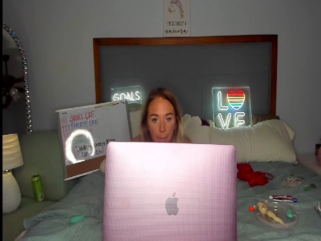 Live sex webcam photo for Comewithlexi #273115239