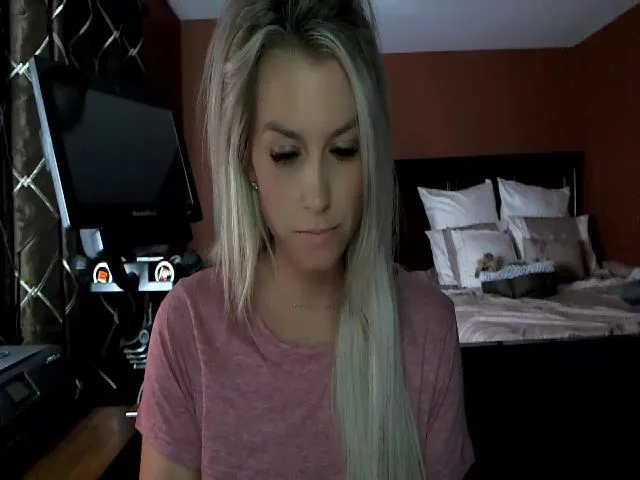 Live sex webcam photo for Cora9 #274419564