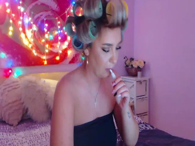 Live sex webcam photo for CrinnaMania #273698007