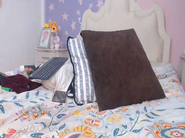 Live sex webcam photo for CrystalJoness #272028212