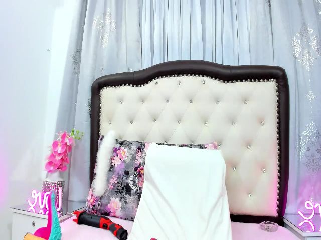 Live sex webcam photo for CrystalRoose #272345623