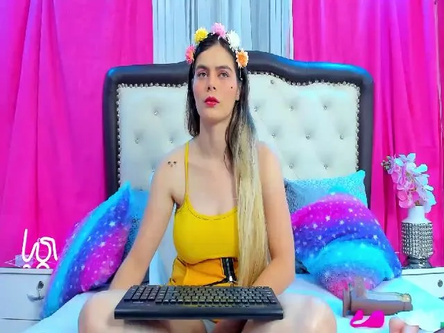 Live sex webcam photo for CrystalRoose #272686997