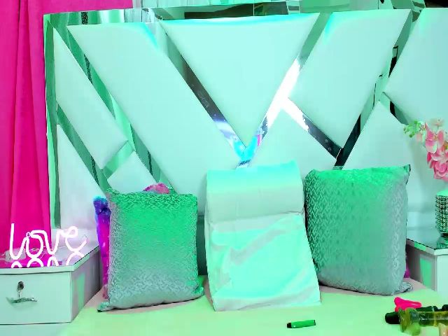 Live sex webcam photo for CrystalRoose #272917112