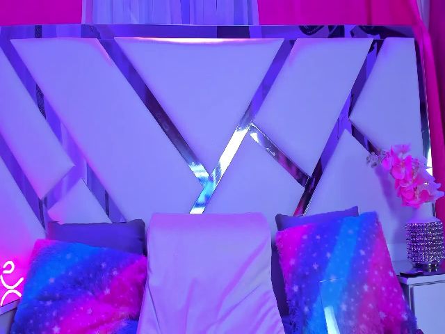 Live sex webcam photo for CrystalRoose #273358635