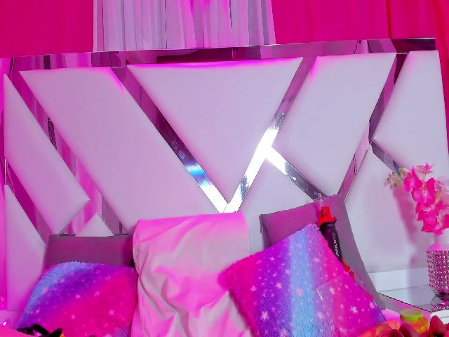 Live sex webcam photo for CrystalRoose #273570870