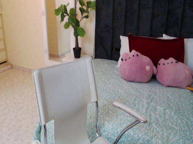 Live sex webcam photo for Cupcake_dream #273924625