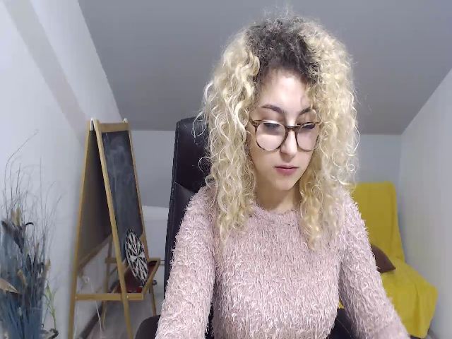 Live sex webcam photo for CurlyBella #272682160