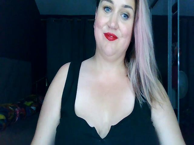 Live sex webcam photo for CurvyWifeyX #274119656